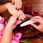 manicure-mestre-faz-manicure-nas-maos-da-mulher-conceito-de-tratamento-de-spa_186202-7769